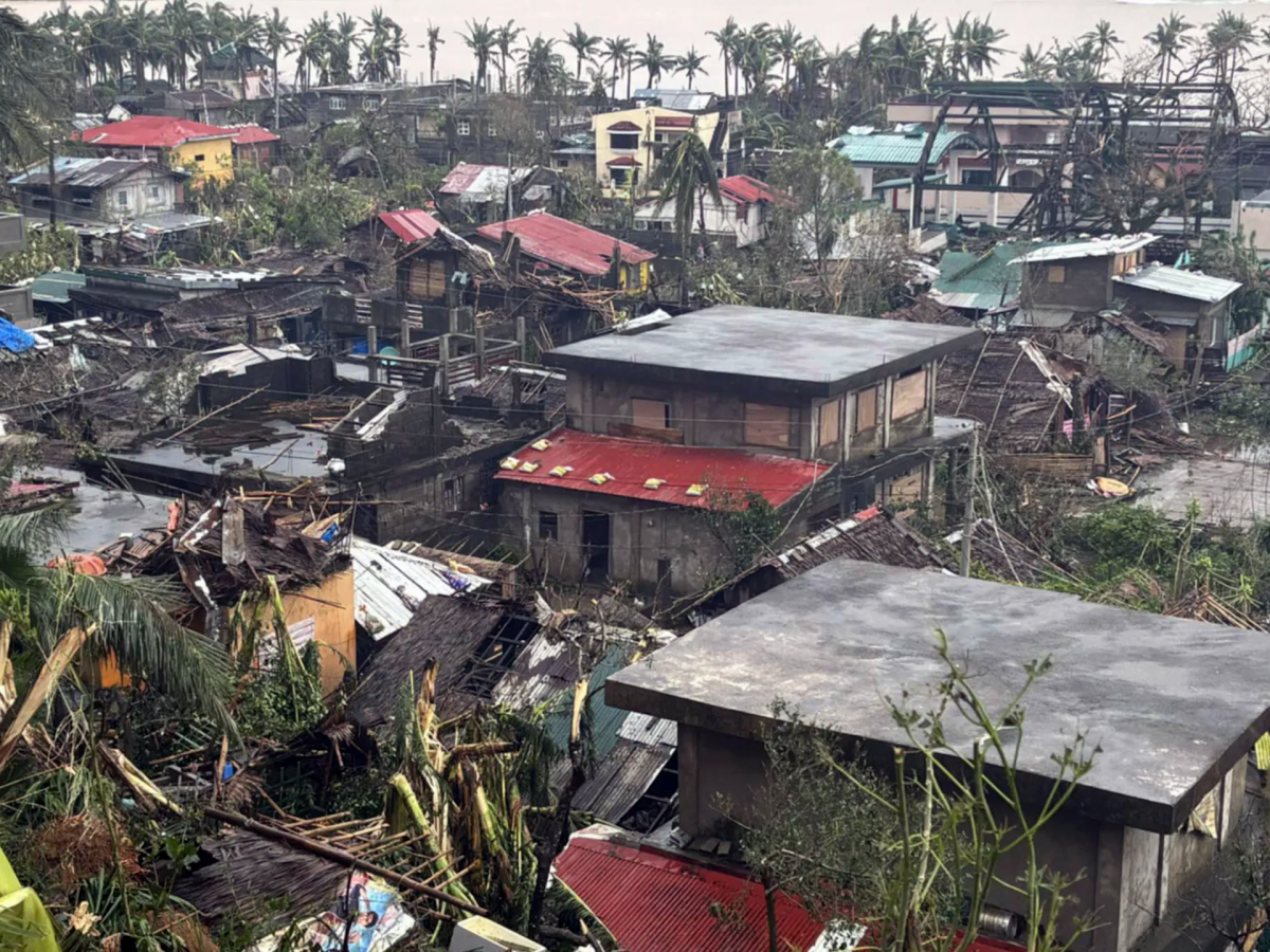 Man-yi typhoon strikes the Philippines