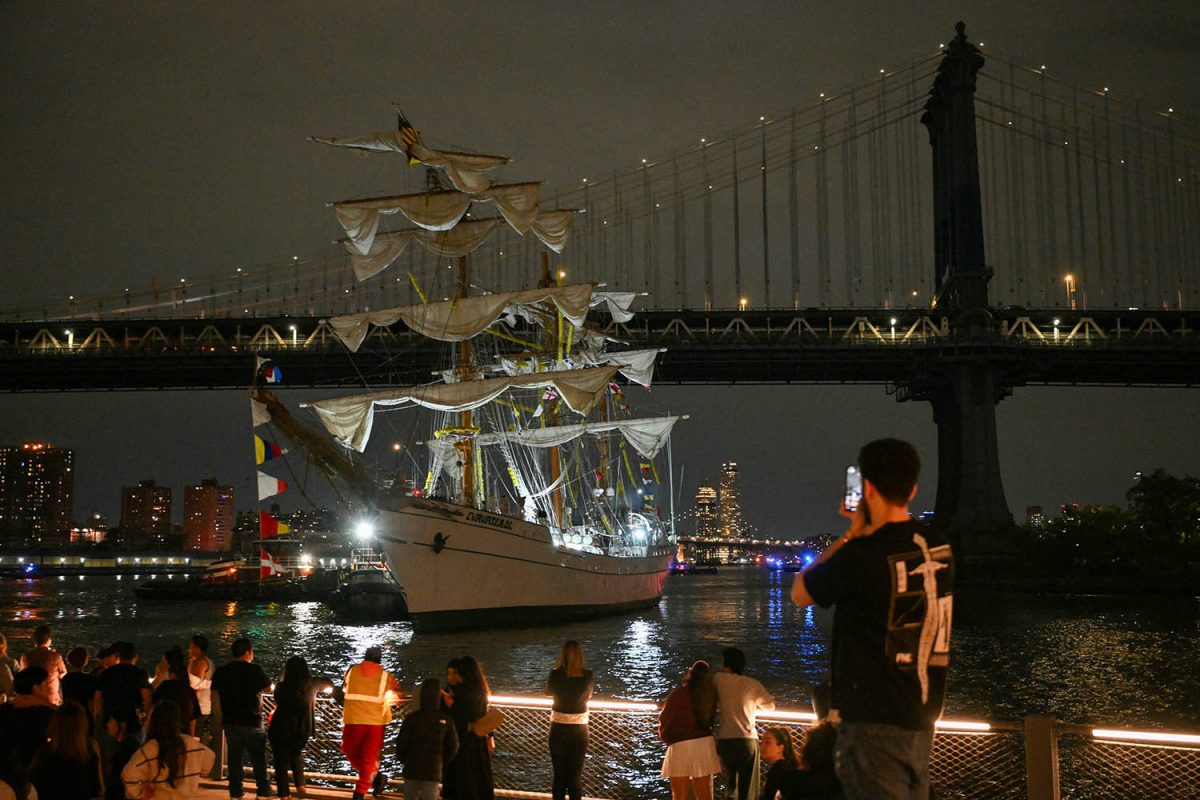 People watch as mexican boat crashes into the Brooklyn Bridge.